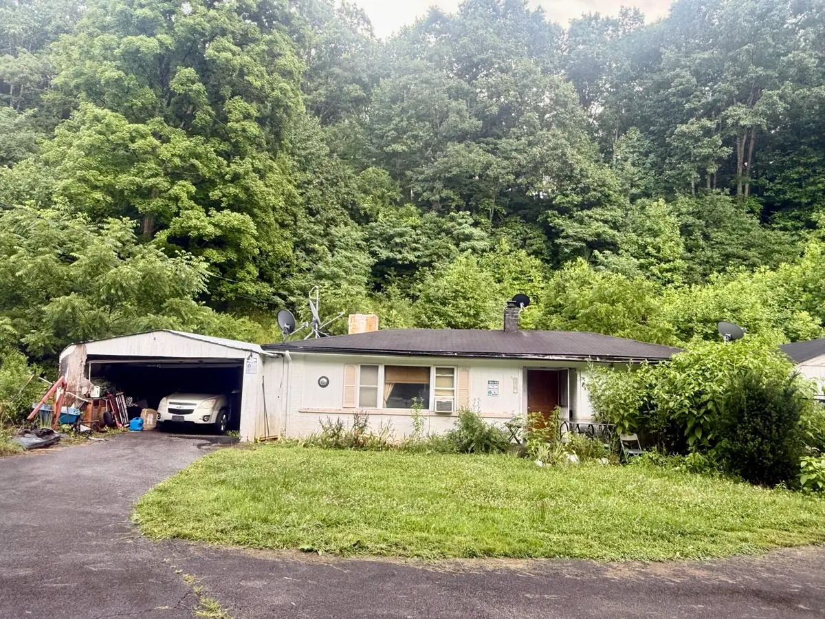 3818 Brook St, Bluefield, WV 24701 - #1