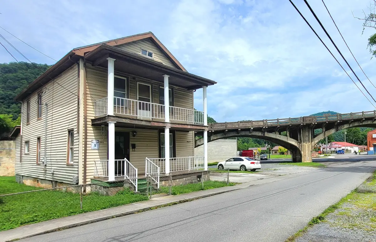 108 Grace St, Hinton, WV 25951 - #1