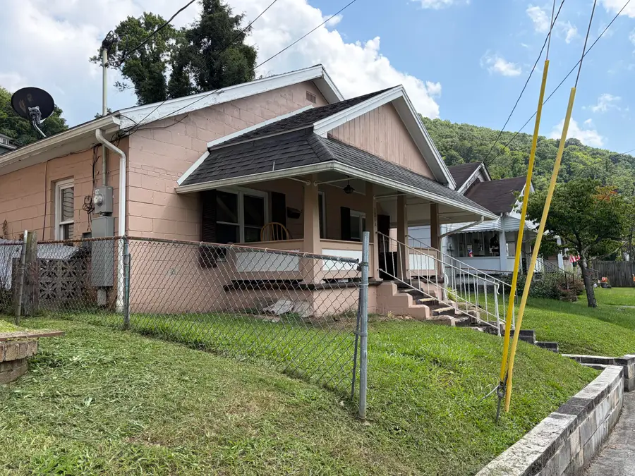 1304 Summers St, Hinton, WV 25951 - #2