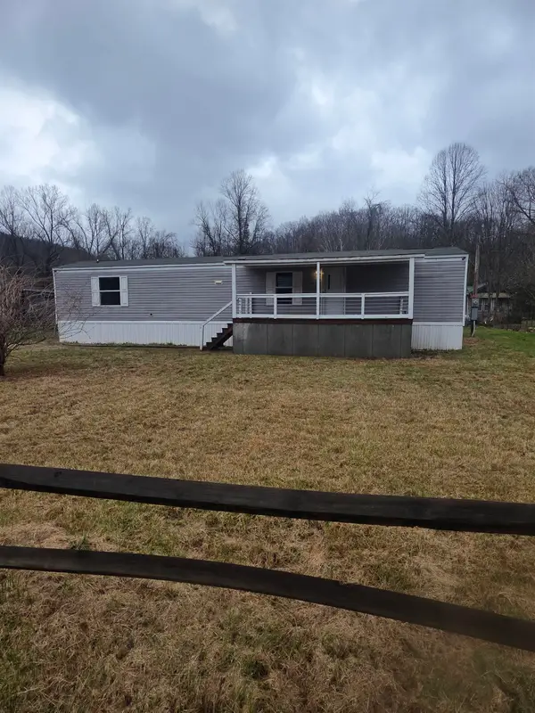 26 Preston Lane, Alum Creek, WV 25003