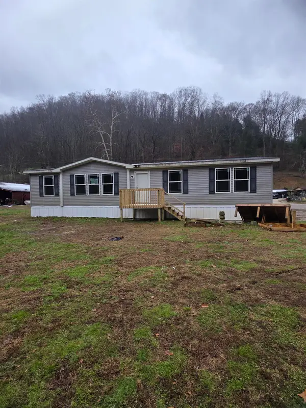 35 Lakeshore Drive, Chapmanville, WV 25508