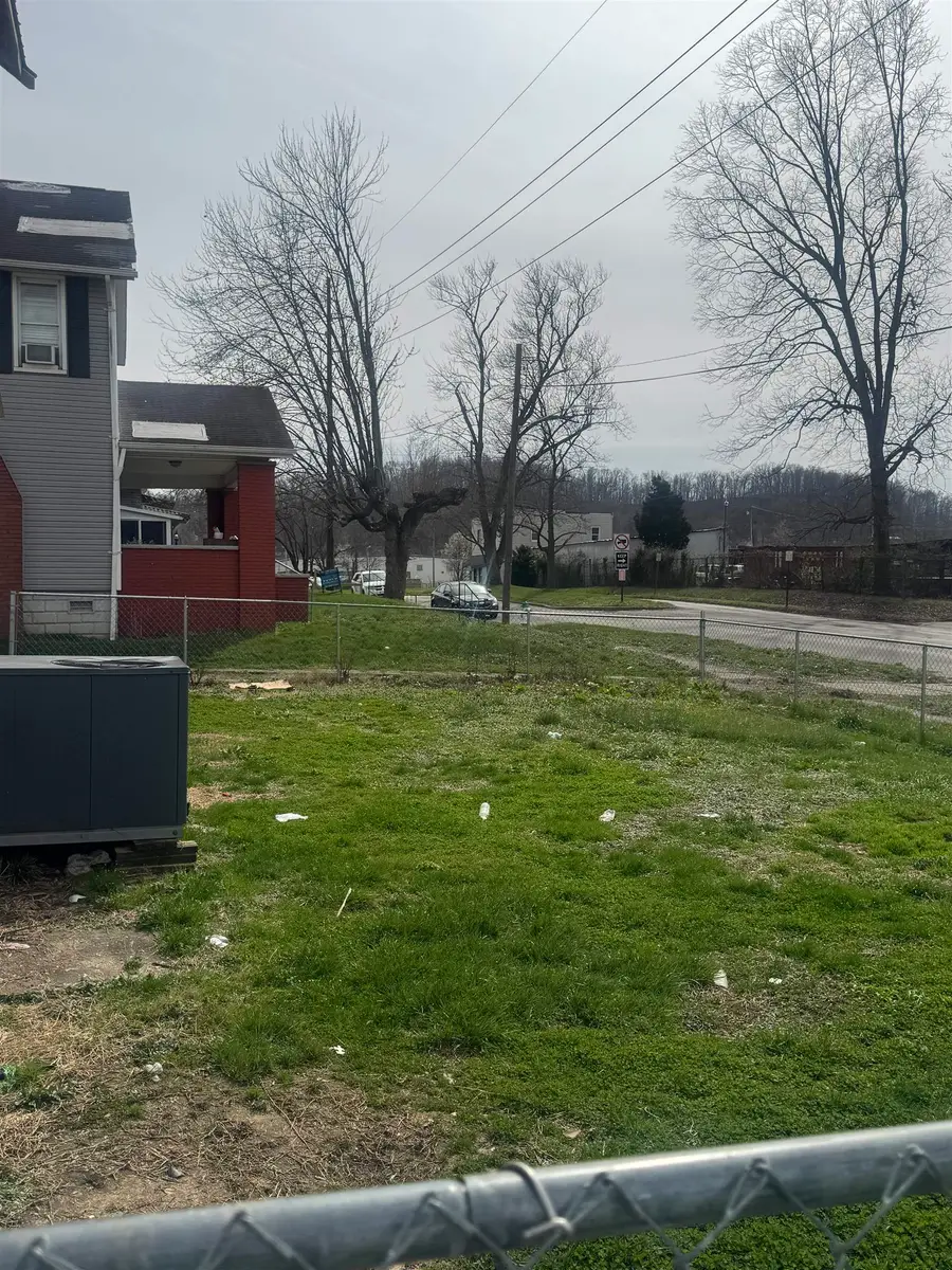 429 7th Avenue W, Huntington, WV 25701 - #2