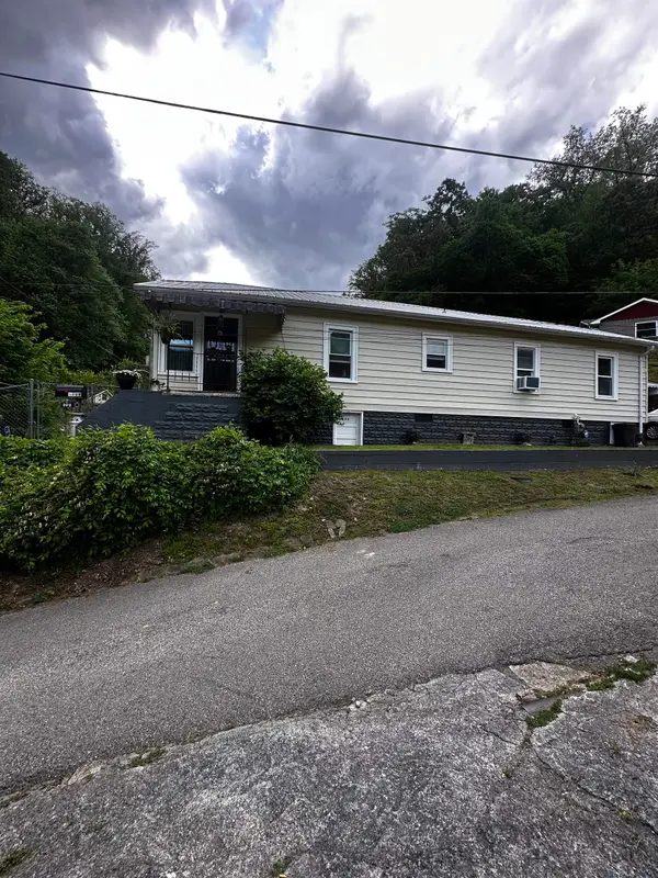302 9th Street, Logan, WV 25601