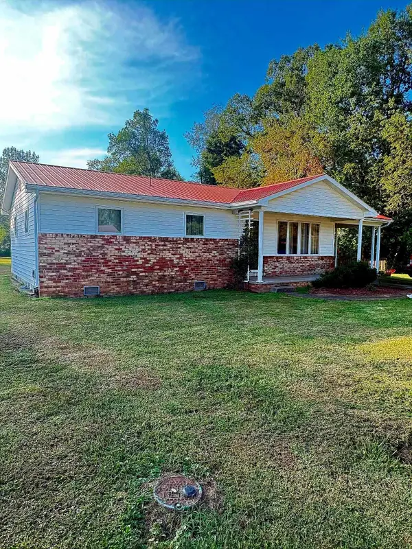 6 North Street, Milton, WV 25541