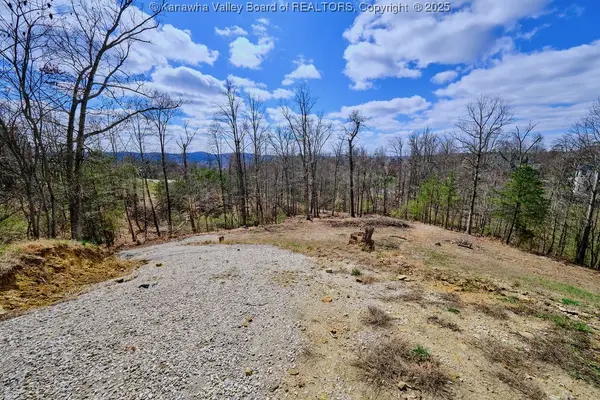 9000-9001 Claymont Circle, Hurricane, WV 25526