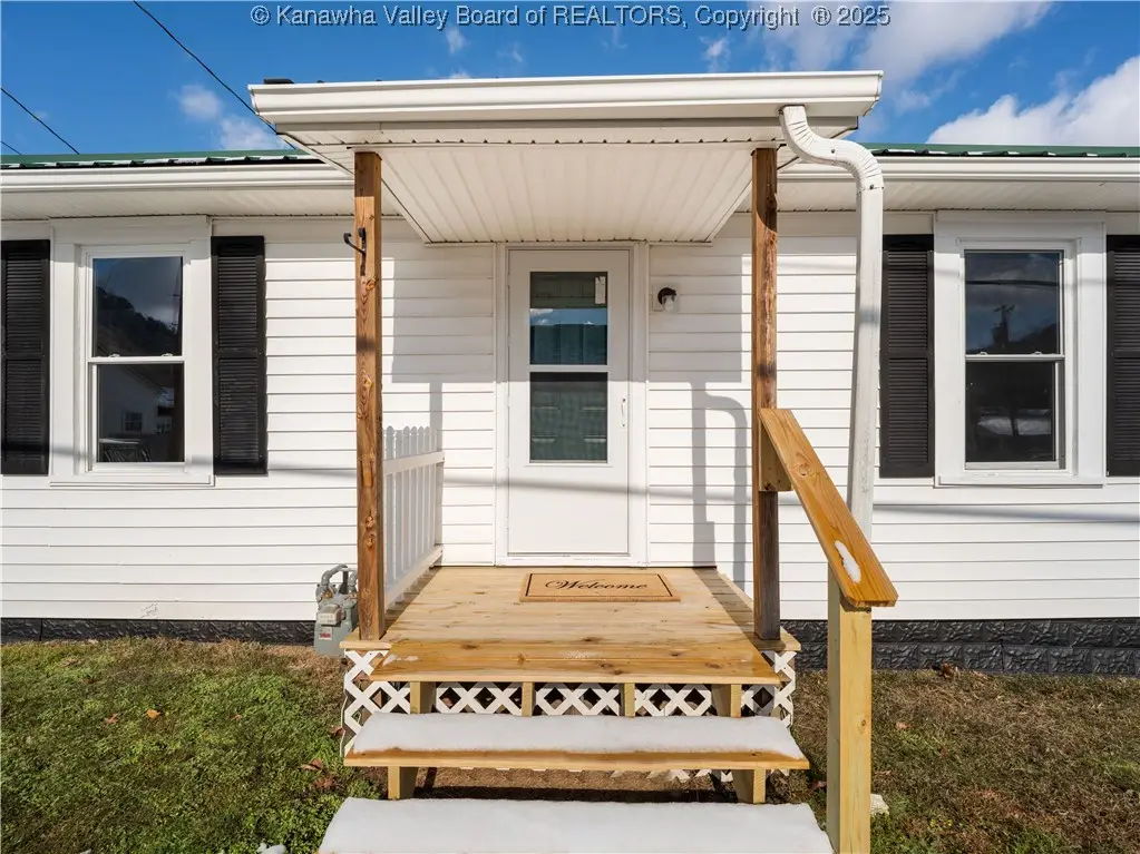 305 1st Street, Glasgow, WV 25086 - Image #1