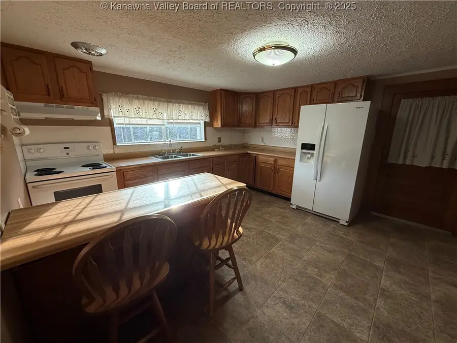 898 Thunder Road, Chapmanville, WV 25508 - Image #3