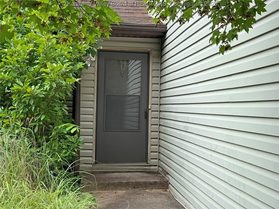 1302 Hunters Ridge Road, Charleston, WV 25314 - Image #2