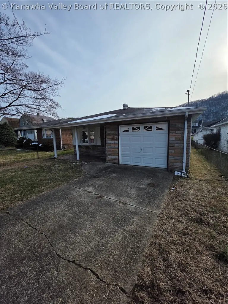 121 W Reynolds Avenue, Belle, WV 25015 - #1