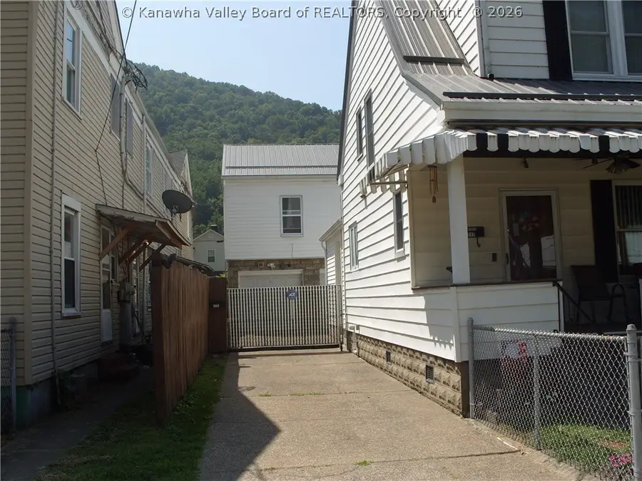 717 5th Avenue, Montgomery, WV 25136 - #3