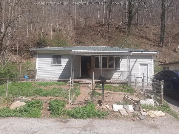 1382 Branch Road, Belle, WV 25015