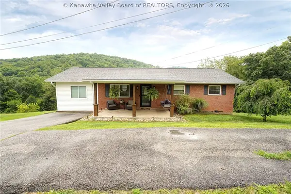 33 Stevens Point, Alum Creek, WV 25003