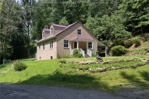 327 Leatherwood Road, Clendenin, WV 25045
