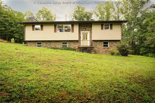 42 Astro Drive, Clendenin, WV 25045