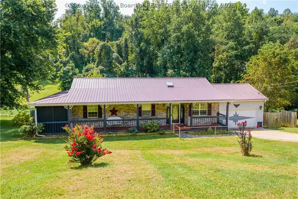 79 Kens Lake Estates Road, Winfield, WV 25213