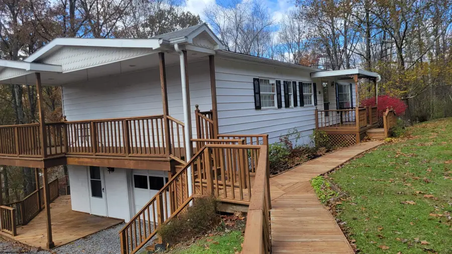 413 W Main Street, Mannington, WV 26582 - Image #3