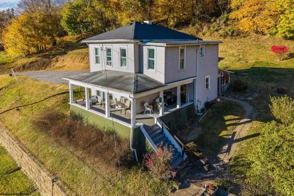135 E Knotts Avenue, Grafton, WV 26354