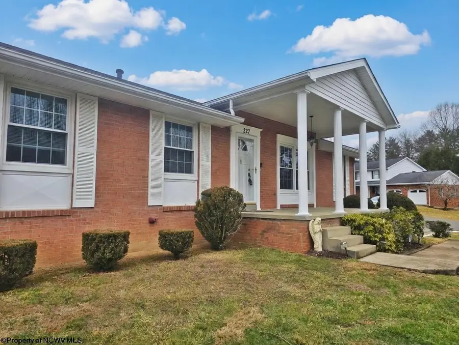 227 Meadowcrest Lane, Bridgeport, WV 26330 - #2