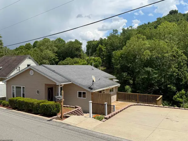 315 Thomas Avenue, Nutter Fort, WV 26301