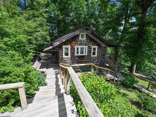 135 Camden Road, Fairmont, WV 26554-2433