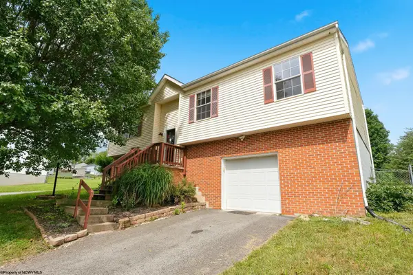 32 Woodside Lane, Bridgeport, WV 26330
